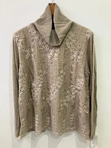 전면부 레이스 겹침 오프 터틀 니트 풀오버 베이지 시니어