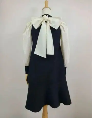 리본 포함 네이비 플레어 드레스