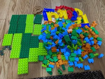 컬러풀한 블록과 슬로프 부품 세트