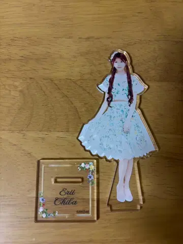 치바 에리 2024 봄 네이비 아크릴 스탠드