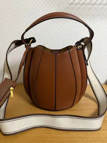 ZARA 스티치 버킷 백