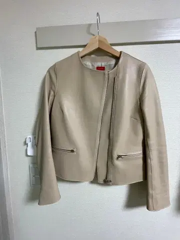 데프레 램 가죽 노카라 자켓 베이지