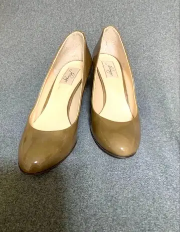 새상품급 이세탄 구매 페이턴트 브라운 브라운 계열 펌프스 23.5