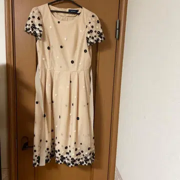 꽃무늬 자수 반팔 무릎 기장 원피스 베이지