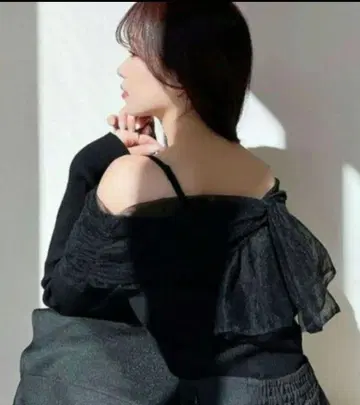 리젝시 백리본 오프숄더 니트탑