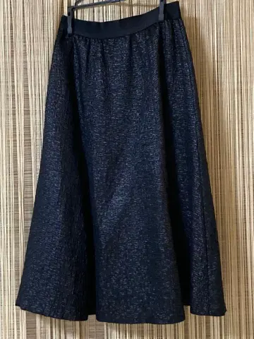 비비안 탐 샤이닝 블랙 플레어 스커트 종아리 기장