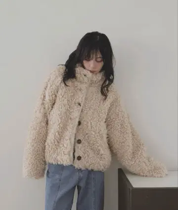 베이지 플리스 자켓 버튼 포함
