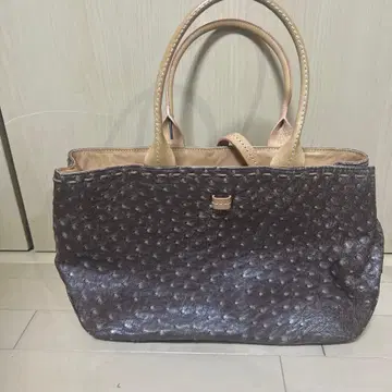 다크 브라운 엠보 가죽 토트백