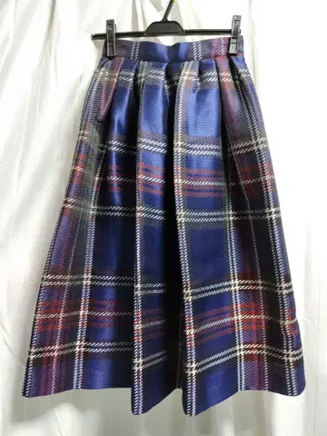 네이비 계열 체크 플레어 스커트 36