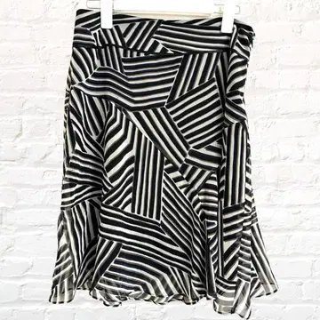 언타이틀 스커트 플레어 무릎 기장 올 패턴 안감 있음 시스루 비침 쿨