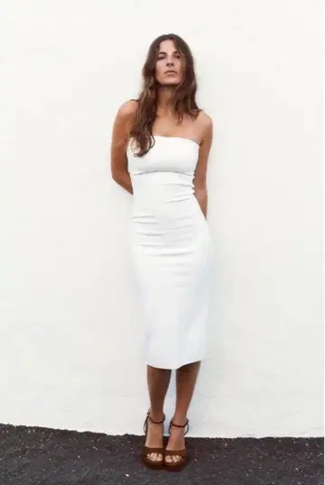 화이트 슬리브리스 미디 드레스