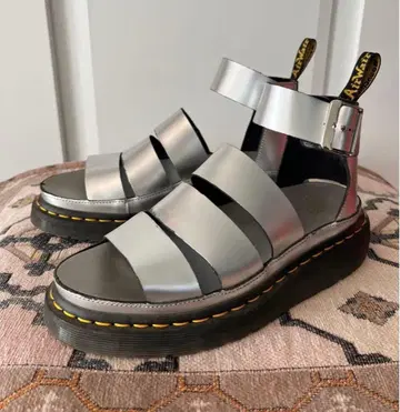 닥터마틴 실버 샌들