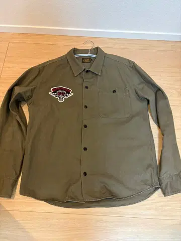 CALEE 자수 올리브 긴팔 셔츠