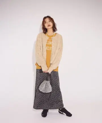 깔끔해 보이는 실루엣 새틴 내로우 스커트