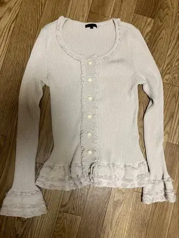 프릴 달린 라이트 베이지 가디건