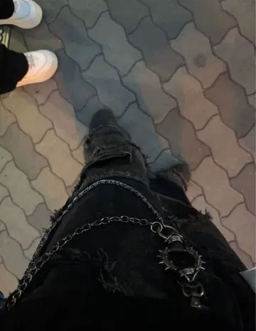 스파이크 장식 블랙 메탈 지갑 체인