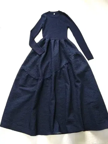 네이비 니트 롱 원피스 이소재 티어드 꽃무늬 스커트 리브