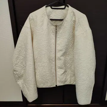 아이보리 잎 무늬 퀼팅 자켓