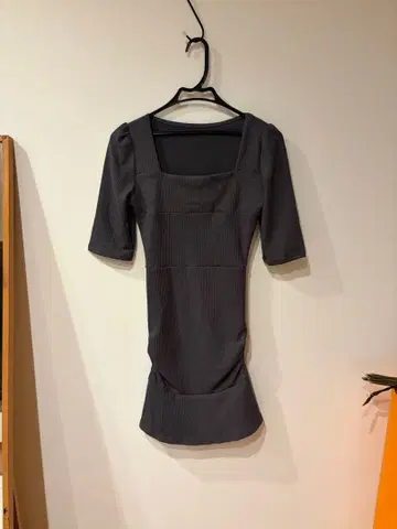 다크 그레이 7부 소매 타이트 원피스