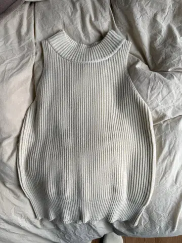 NOBLE 화이트 슬리브리스 니트