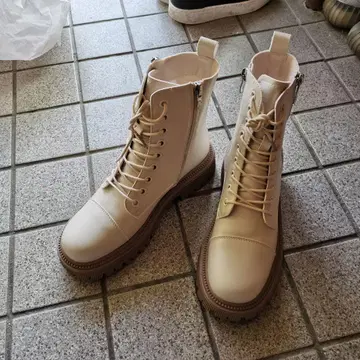 베이지 레이스업 부츠