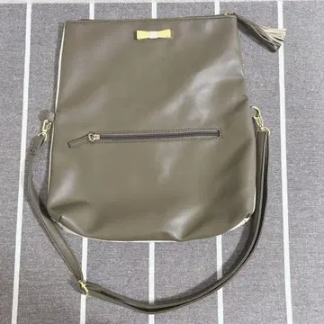 숄더백 태슬 카키 화이트