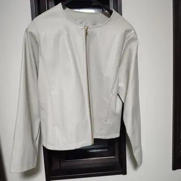 라이트 그레이 가죽풍 자켓 정가 1만 엔