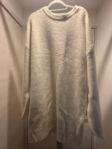 오버 사이즈 화이트 니트 스웨터