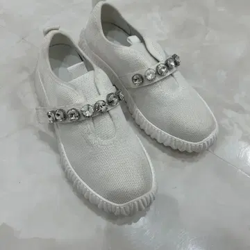 화이트 메쉬 스니커즈 비쥬 부착