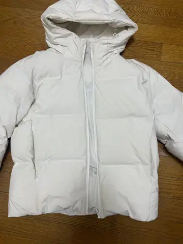 유니클로 심리스 다운 자켓 화이트 M 사이즈