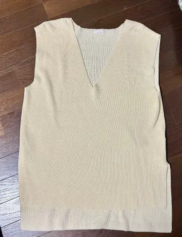 어반 리서치 크림색 V넥 니트 베스트