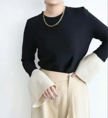 [ 에이미 로우 ] 코쿤 슬리브 니트 풀오버 블랙 x 베이지 플레어 소매