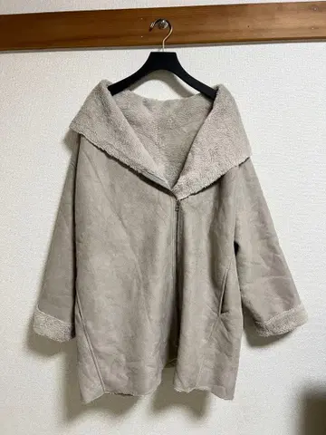 베이지 무스탕 코트 지퍼 포함