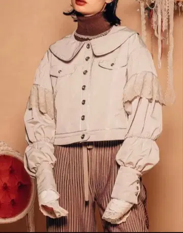 rurumu: 프릴 달린 크림색 크롭 자켓