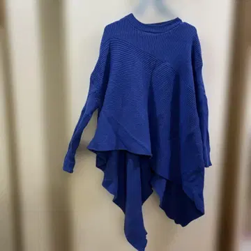 파란색 비대칭 긴팔 니트