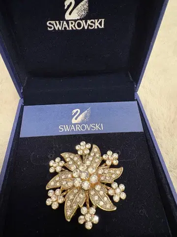 Swarovski 꽃 모티브 브로치