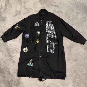 패치가 달린 블랙 모즈 코트