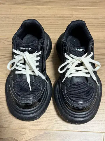 SMFK 블랙 스니커즈