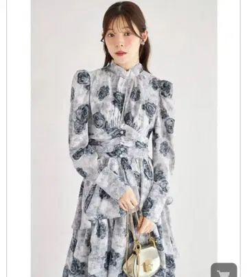 장식 단추 포함 허리 턱 로즈 프린트 티어드 원피스