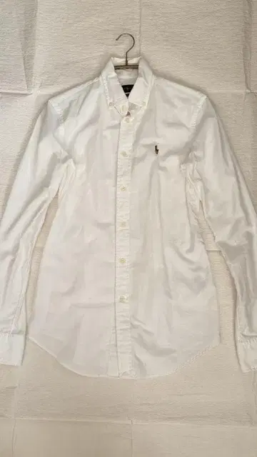 화이트 코튼 버튼 다운 셔츠