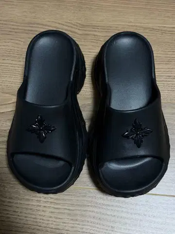 통굽 블랙 슬라이드 샌들 플라워 모티브 포함