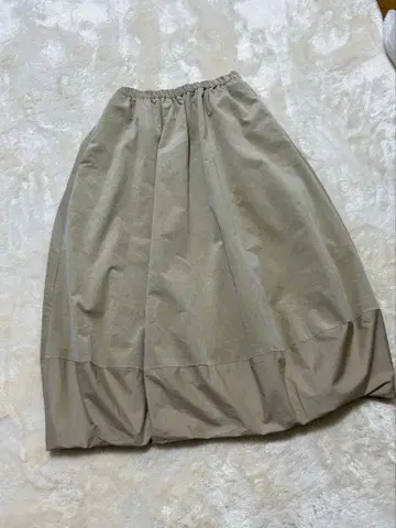 베이지 벌룬 실루엣 롱 스커트