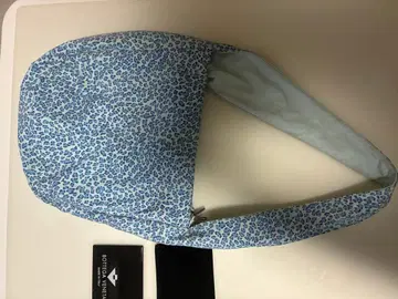 블루 계열 꽃무늬 숄더백