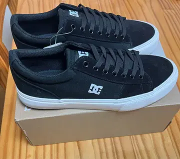 DC 블랙 스니커즈