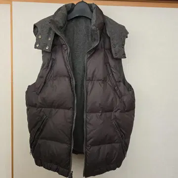 다크 브라운과 그레이의 리버서블 다운 베스트 후드 부착