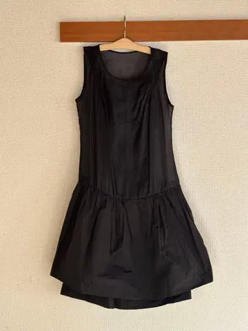 슬리브리스 블랙 무릎 기장 원피스