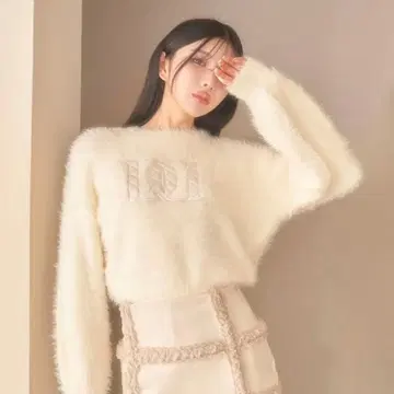 다리치 퀼트 로고 샤기 니트탑 IVO