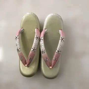 골드 컬러와 핑크 꽃 무늬 조리