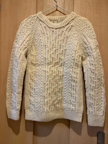 크림색 케이블 짜임 피셔맨 스웨터 아란 니트 스웨터