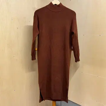 GU 하이넥 니트 원피스 브라운 긴팔